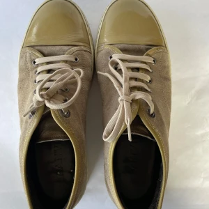 Lanvin cap toe skor - Jag säljer mina lanvin skor eftersom jag har vuxit ur dem. Skorna är en beige färg och är i storleken 41 EU dem är synligt använda men jag har rengjort dem för att de ska se som nya ut. Jag tar gärna prisförslag och det är bara att skriva till mig om man vill ha fler bilder eller om man har några frågor. MVH Liam