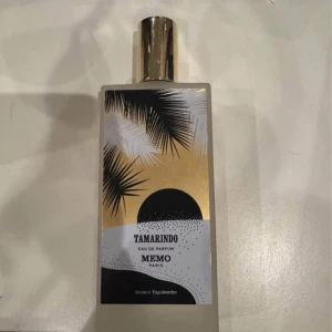 Tamarindo Eau de Parfum från Memo Paris - Endast testad en gång. Original pris är 2500 kr Memos doft Tamarindo är en lekfull hyllning till denna plats och till livet. Den bjuder på en fruktig cocktail av en väldigt stor del ananas och vanilj, och lika delar bergamott, kardemumma, jasmin, benzoin och patchouli. Tamarindo passar dig som uppskattar fruktiga och söta dofter där din lekfulla personlighet får genklang i doftens sillage.  Noter: Bergamot oil, Cardamom, Pineapple, Jasmine absolute, Benzoin, Patchouli, Vanilla absolute.