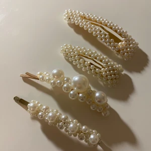 Hårspännen med pärlor - Snygga hårspännen dekorerade med vita pärlor. Perfekta för att ge en elegant touch till din frisyr. Setet innehåller olika former och storlekar av spännen, alla med en glansig finish. Super söta att ha i håret, köpta på shein. 💗