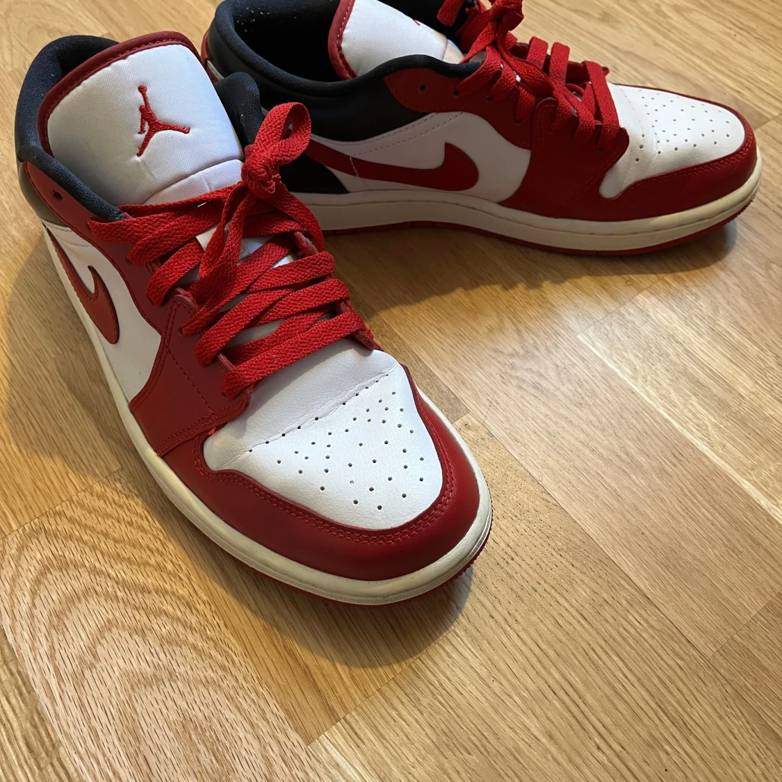 Nike Air Jordans i rött och vitt - 2