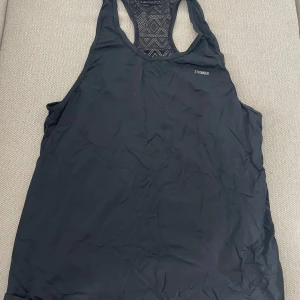 Träningslinne - Träningslinne från STRONGER. Nypris 349kr. Köparen står för frakten. Pris kan diskuteras vid snabb affär.