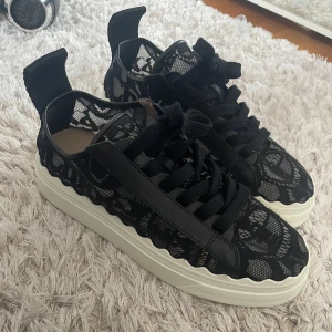 Chloé Lauren skor - Helt nya aldrig använda skor från Chloe Lauren i svart spets, så snygga❤️ köptes för 6000 säljes för 3500