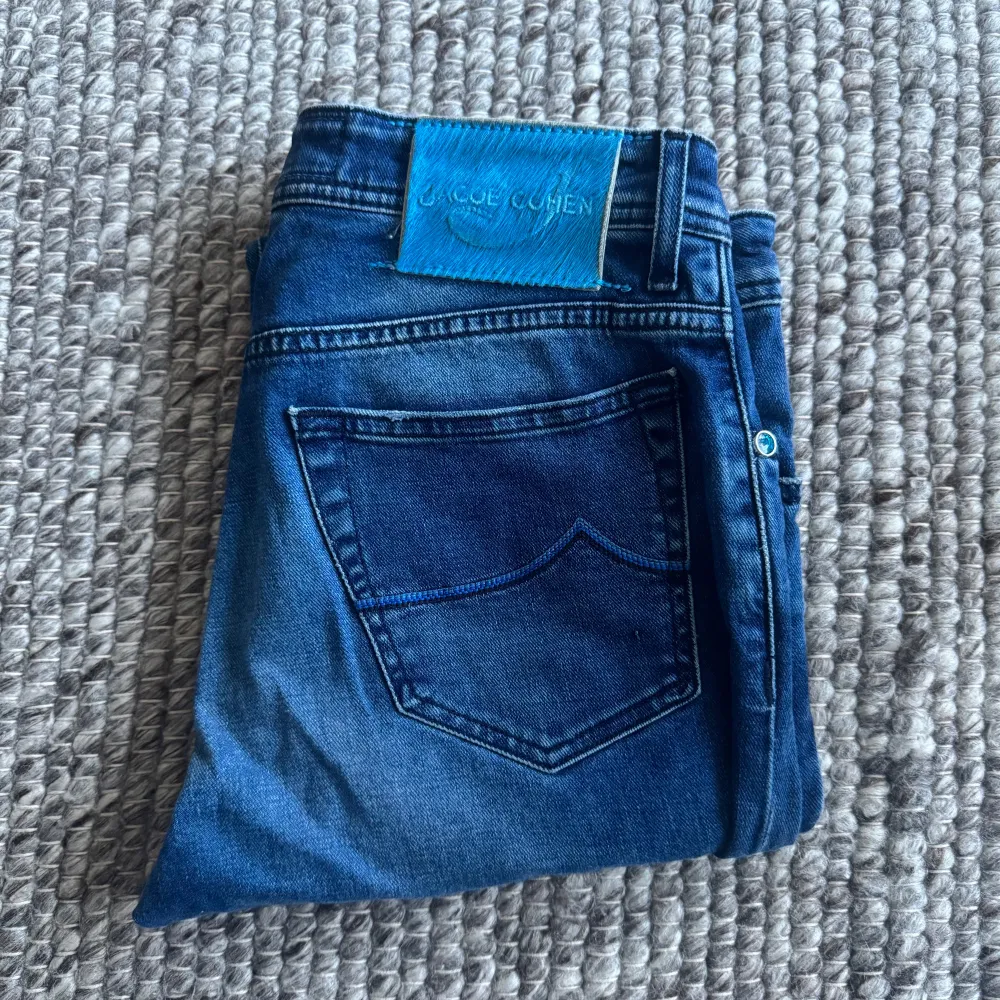 Jacob Cohen Jeans - Storlek: 30, Benlängd 109cm, midja 40cm - Modell: 688, Slim fit passform - Nypris 5000kr - deluxecloset. Farkut & Housut.