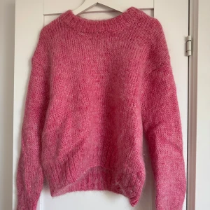 Rosa stickad mohair tröja  - Säljer en mysig rosa stickad tröja från H&M i storlek M. Nästan nyskick, då det är sparsamt använd.