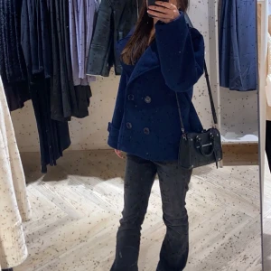 Mörkblå kappa DESIGN BY SI - Snygg mörkblå kappa. Perfekt för kyligare dagar och ger en stilren look.💕Köpt för nästan 800kr💗