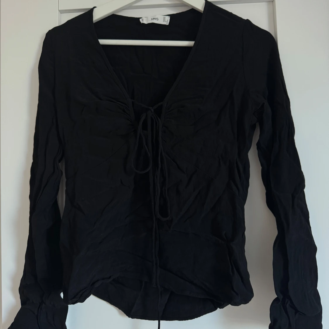 Svart långärmad topp med knyt fram 