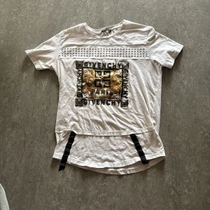 Givenchy - Säljer en Givenchy t-shirt, säljer den på grund av att har aldrig använt den och behöver pengar, de är i storlek xl men passar mycket bra till M jag själv är M och den passar, skriv om du intresserad eller vill veta mer, priset går att diskutera,