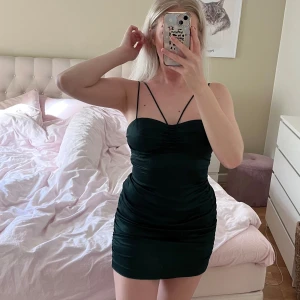 Mörkgrön festklänning Zara - Mörkgrön (se bild 3) festklänning i satin från Zara, strl 36/S. Använd 2 gånger, säljer för är inte riktigt min färg.