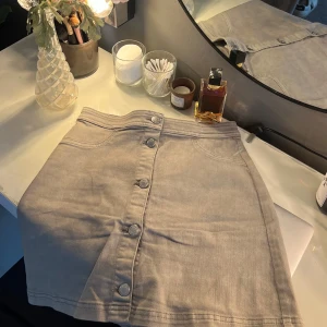 Militärgrön  kjol från H&M - Snygg militärgrön kjol från H&M med knappar framtill. Perfekt till sommaren! Skitsnygg och i fint sick💌säljer den för att den är för liten för mig. Passar S och XS