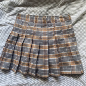 Rutig kjol - Söt rutig tenniskjol med inbyggda shorts