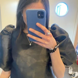 Svart puffärmar topp - Säljer denna jätte snygga topp som endast är testad, med prislapp kvar! Tveka inte att höra av er vid fler frågor❣️❣️