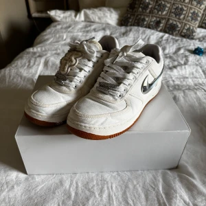 Airforce 1 Travis Scott  - Säljer ett airforce 1 low Travis Scott. Skorna är äkta, köpta på SNS 2017, kvitto finns och följer med. Dock är skorna målade med vit färg för att göra dom fräschare från förra ägaren samt att Nike swooshen är fast limmad på skorna. Den ena patchen fattas också vilket man ser på bilderna. Och ena swooshen fattas från kartongen vilket syns i hörnet på bilden med kvittot.  Annars är det riktigt feta skor och ser fräscha ut. Kan absolut tänka mig billigare vid snabb och smidig affär!