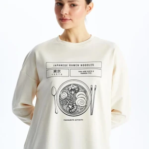 Beige sweatshirt med tryck - Säljer en beige sweatshirt med ett coolt ramen-tryck på framsidan. Oanvänd. Slutsåld. 