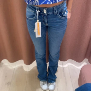 Lågmidjade jeans - Blåa jeans från Gina tricot. Super fina och sköna! Lite slitningar nertill byxan men inget man tänker på. De sitter som en Xs och jag är 165cm! (Byxorna är i  164 Tall) Pris kan diskuteras!!