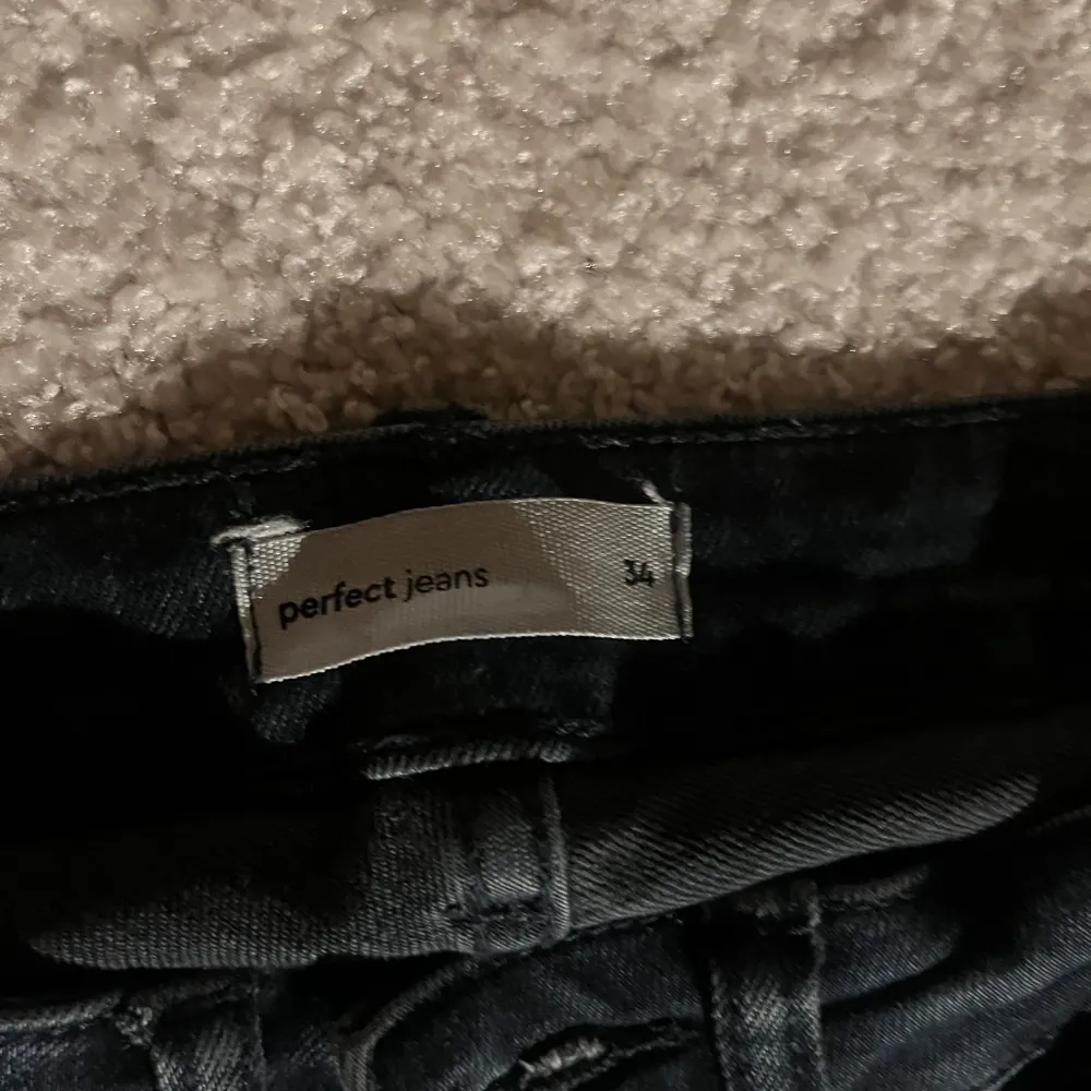 Snygga mörkblå bootcut lowwaist jeans från Gina tricot💕 kom privat för fler bilder eller om du vill diskutera pris😽. Farkut & Housut.