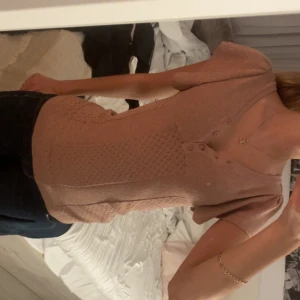 Blus  - Den andra bilden är på framsidan och den sista på baksidan av tröjan💞💞