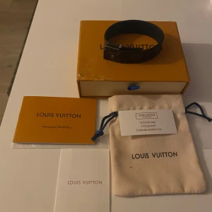 Armband Lv - Allt är bra förutom att Den saknar silver Logan där framme. Frågor eller funderingar är det bara att höra av dig!!