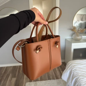 Zara väska - Intressekoll på min väska ifrån Zara. Har köpt den på Vinted men knappast använt den själv så funderar på att sälja! 
