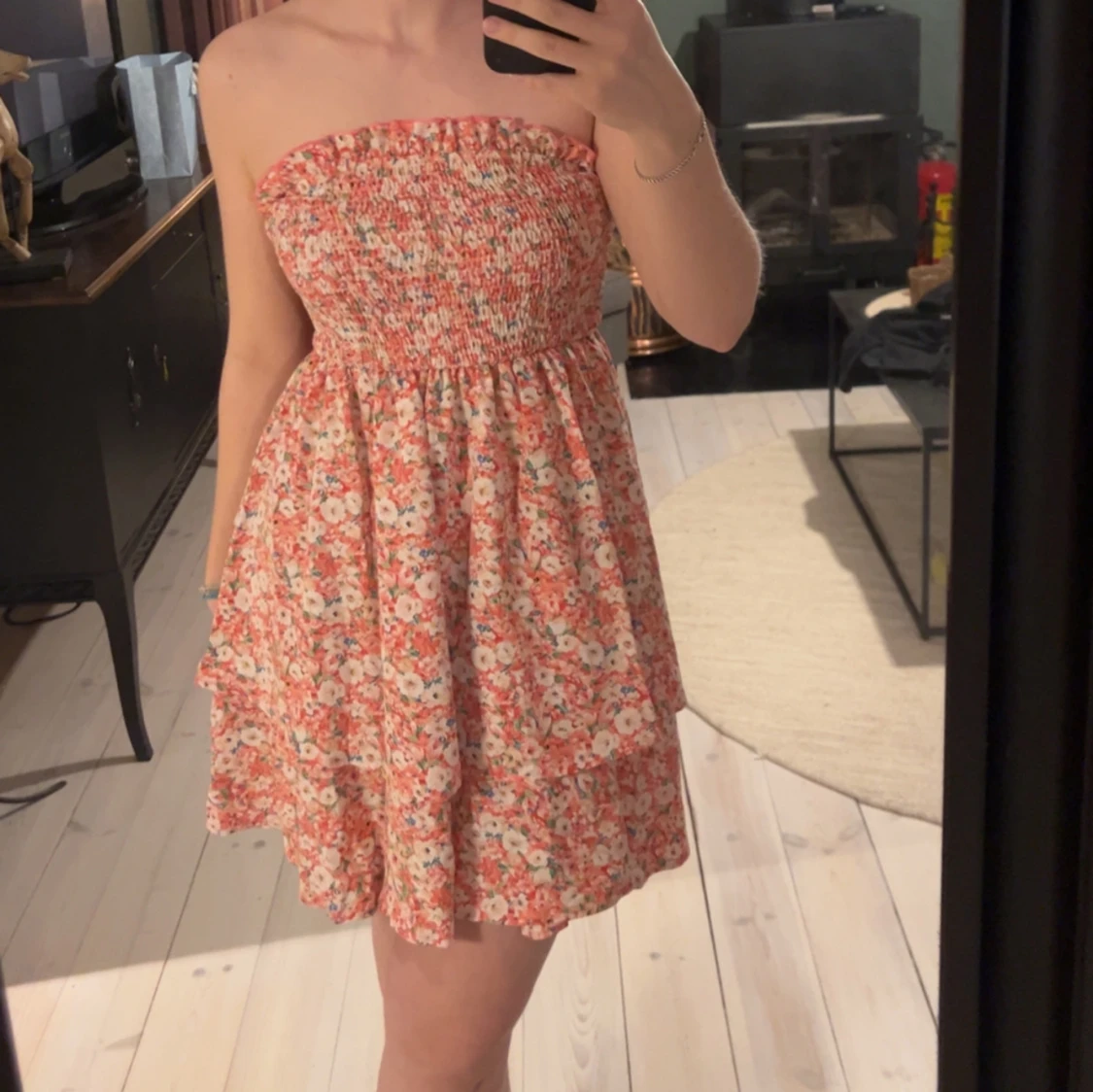 Blommig axelbandslös klänning