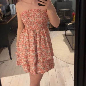 Blommig axelbandslös klänning - Ja skicka fler bilder vid intresse🥰