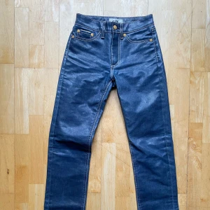 Eytys Cypress Wet Jeans 25/34 - Unika jeans från Eytys i ”wet look”, låg midja och tightare passform. Små svarta prickar på tyget som kommer från beläggningen som ger ”wet looken” (zooma in på bilden), men syns bara om man kollar väldigt nära. Skickas från Berlin, frakt tillkommer :)