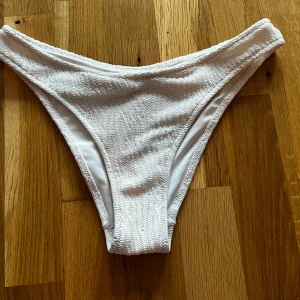 Vit ribbad bikini - Snygg vit bikini med ribbad textur, underdelen är i storlek L och överdelen ör i storlek XL
