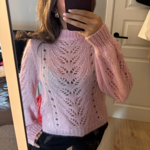 Rosa stickad tröja  - Super fin rosa stickad tröja som tyvärr inte kommer till användning. Passar perfekt till sommaren 