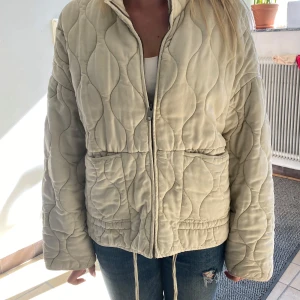 zara qualified jacket - beige trendig zara jacka. Är perfekt till våren. Är i fint skick, har några små fläckar här och där, men inget synligt. Annars jättebra skick. Skriv vid eventuella frågor. Den är ursprungligen i storlek XL, men skulle säga att den är i S-M. Det är mina bilder och ni ser hur den sitter på mig som vanligtvis har storlek S/XS. 🩵