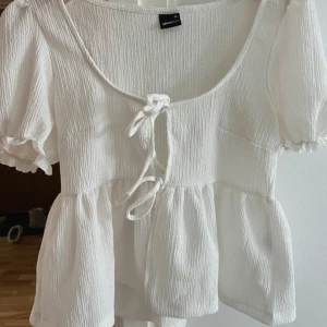 Vit blus från Gina Tricot - Super söt sommar topp från ginatricot 