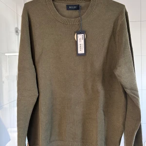 Tröja Riley - En sprillans ny olivgrön tröja från Riley i size M som fortfarande har prislappen kvar. Priset är diskuterbart. Bara att skriva vid fler funderingar:)