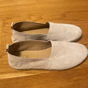 CC Shoes Espadrilles i beige mocka – Helt oanvända, Made in Spain - Säljer ett par helt oanvända espadriller från CC Shoes, handgjorda i Spanien i beige mocka med nappafoder. Klassisk modell med repbotten av jute och yttersula i naturgummi blandat med återvunnet ris. Bekväma, snygga och perfekta för sommaren. Normal passform och storlek.  Nypris: 1600 kr Mitt pris: 600 kr