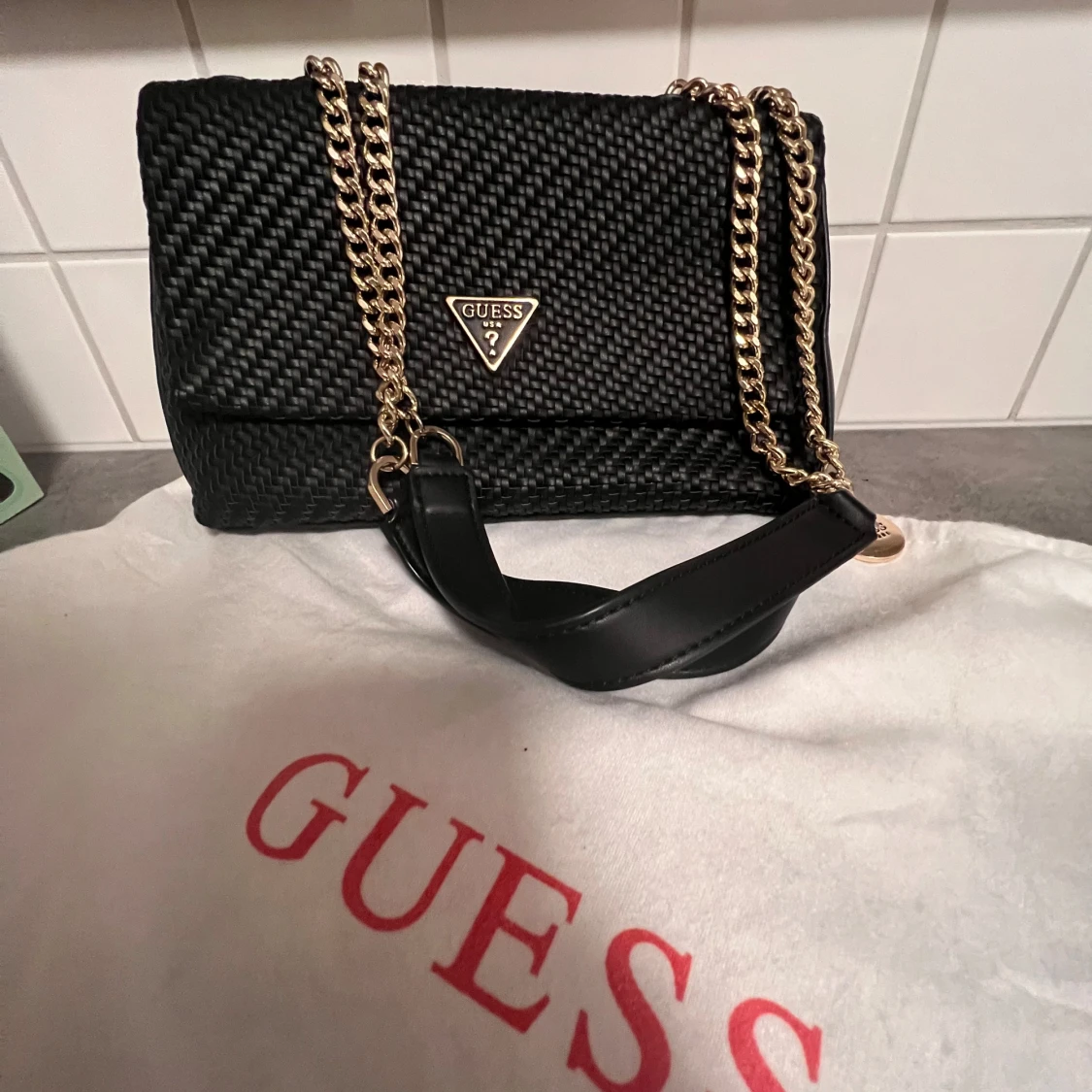 Svart axelväska från Guess - 1