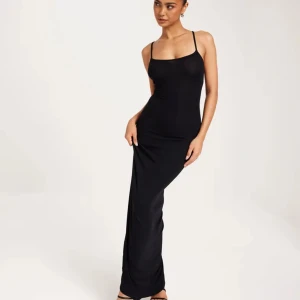 Maxiklänning - Soft long slip dress från Nelly. Den finns inte kvar längre på hemsidan. Skriv för fler bilder😍