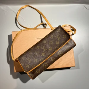 Louis Vuitton Pochette  - Hej! Säljer nu min Louis Vuitton Monogram Pochette.  Se bilderna och avgör skick, vi är öppna för bud. Det som syns på bilderna ingår! Hör gärna av er för fler bilder. Allt vi säljer är givetvis äkta. 