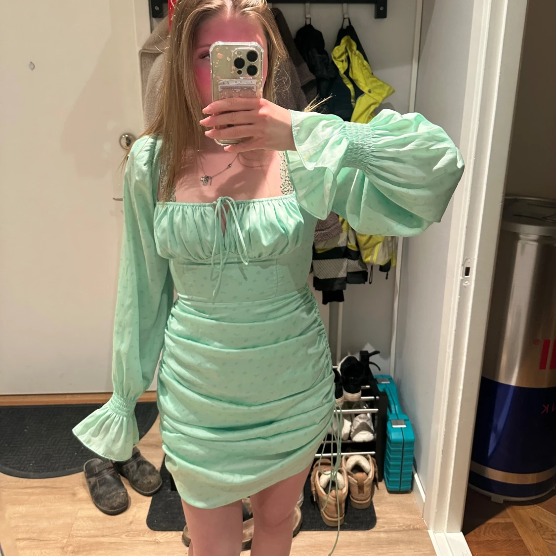 Mintgrön klänning med långa ärmar