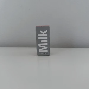 Milk Makeup Blush-Stick 🩷🩶🤍 - Har endast testat den (på ren hand!). I färgen ”WERK”. Nypris 279kr! FÖRST TILL KVARN! 🤍🩶🩷(BUNDLERABATT VID KÖP AV FLER ARTIKLAR!)