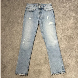 Flared / Tapered Jeans W30 L32 - Säljer ett par sjukt feta flared / tapered jeans som är sjukt eftertraktade. Finns ej kvar på ZARA. Storlek 30 (W30/L32). Nypris: 799kr. Skick: 10/10. 50kr rabatt för följare