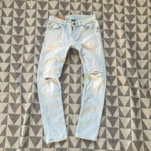 Donup jeans - Snygga ljusblå jeans med slitningar på knäna. De har en klassisk femficksdesign och en bekväm passform. Perfekta för en avslappnad stil.