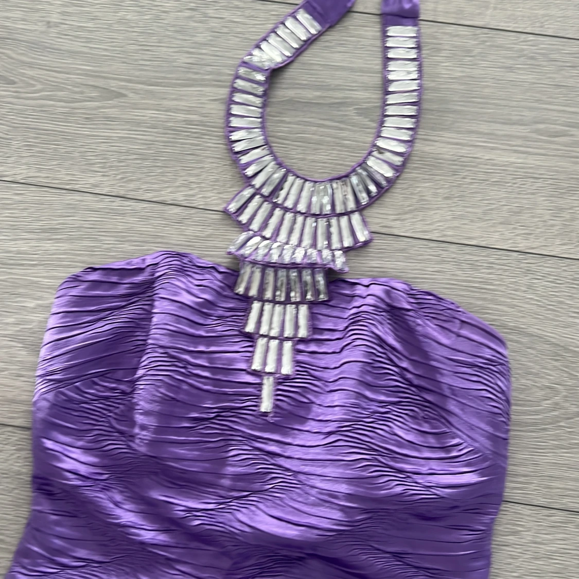 Lila axelbandslös klänning med smyckesdetalj - 1