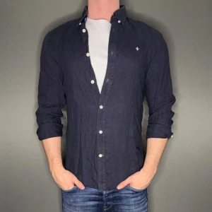 Morris linnen skjorta - Hej säljer nu min fina Morris linnen skjorta i storlek M. Den är i nyskick och kommer vara otroligt snygg nu i vår och framåt sommaren. Nypris cirka 1600kr! Vi kommer att sälja liknande produkter nu i vår och närmare sommar så glöm inte följa profilen!🌊🍾