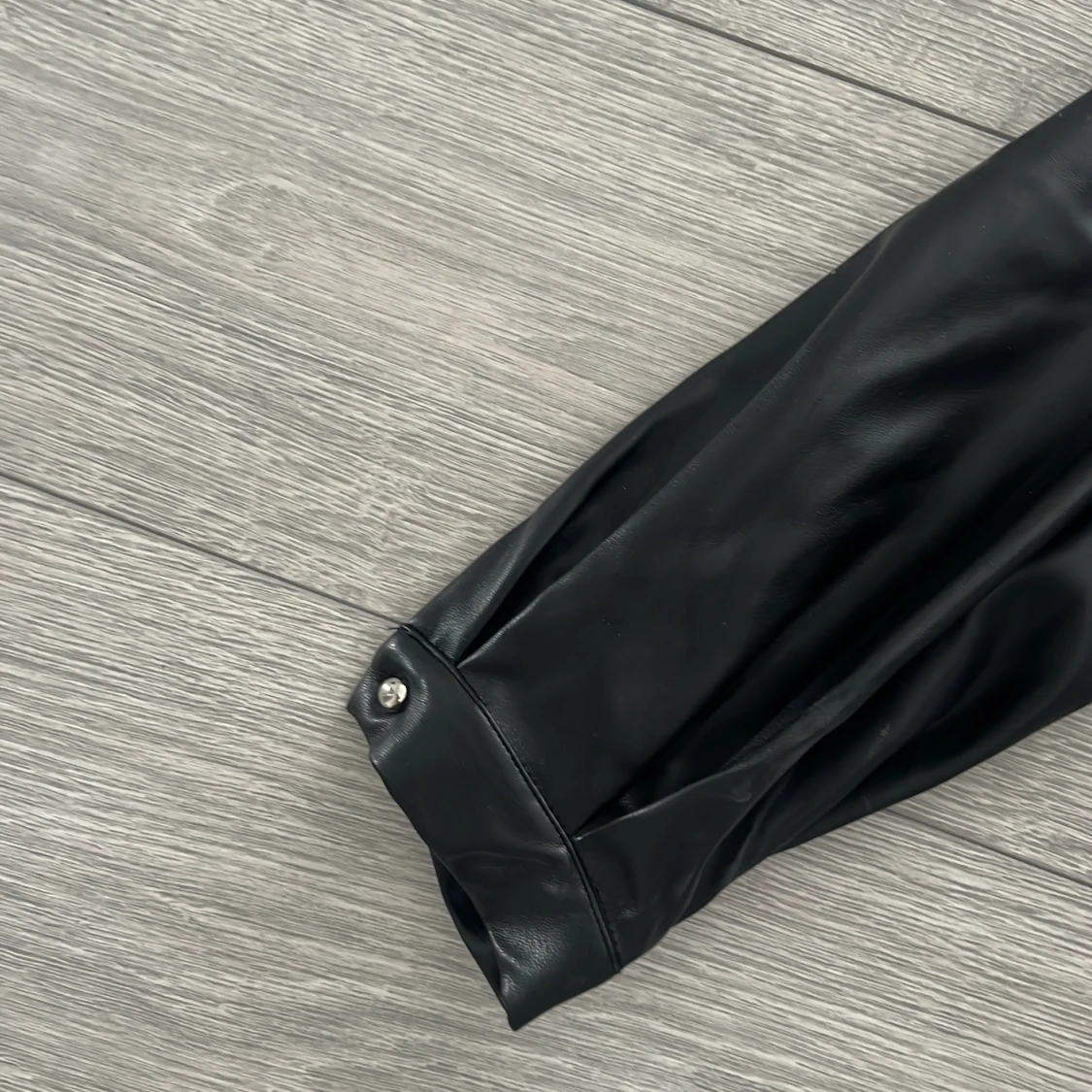 Svart omlottklänning i syntetmaterial - 3