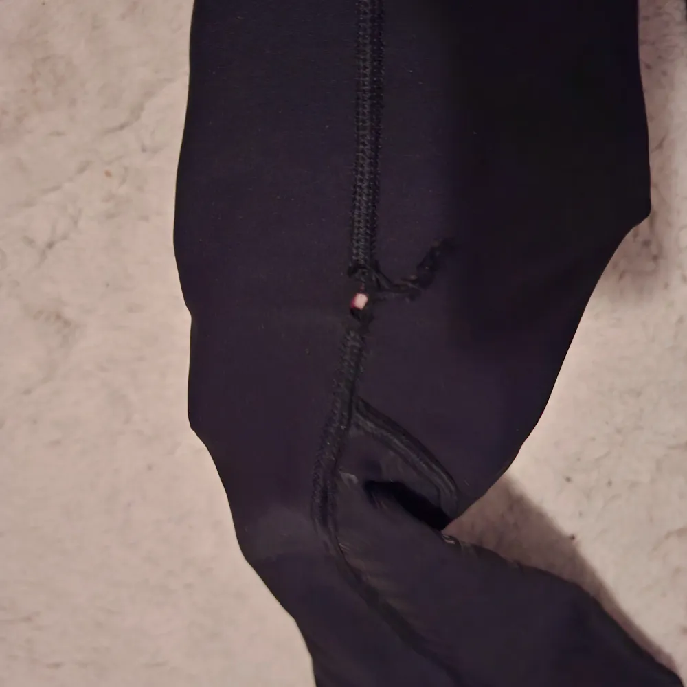 Snygga svarta ridleggings från Maya Delorez med hög midja, function modellen. Har ett litet, obetydelsefullt hål på ena benet (se bild). Sportswear.