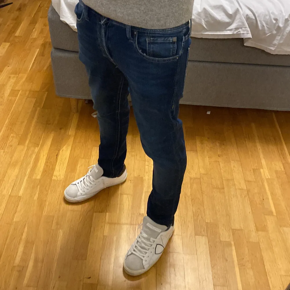 Tjena! Säljer dessa feta mörkblåa Jack and Jones jeans i storlek 28/30 i modellen slim Glenn. Skicket på dessa är 8/10.Jag på bilden är 176 och väger 62kg, de är också uppsydda så längden är mer som 28 och de är en aning korta på mig. Tveka inte med att höra av dig om du är intresserad eller har frågor!. Farkut & Housut.