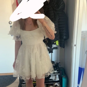vit klänning  - vit klänning från selfie leslie, aldrig använt och helt ny med lappar kvar, storlek M