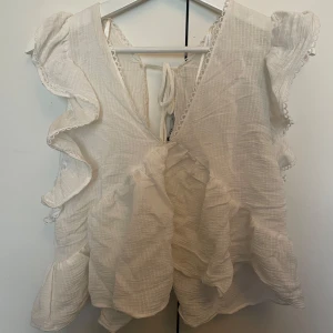 Zara topp - Snygg och somrig topp med volanger från zara. Storlek M men passar även S. Skriv för fler frågor!💞