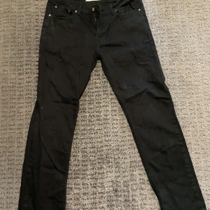 Svarta jeans från Derrmann - Snygga svarta jeansbyxor från Herrmann. De har en klassisk design med fem fickor och knappgylf. Perfekta för en stilren look.
