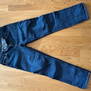 Dry Selvedge Jeans från Nudie💯 - Säljer ett par riktigt goa japanska selvedge jeans från nudie i gritty Jackson (straight fit) i modellen snake eyes vilket är ett limited edition drop! Storlek 32/32 och nypris ligger på 3000kr