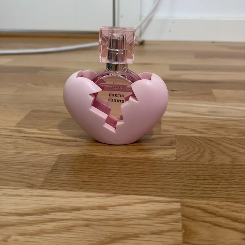 Charmig parfym från Ariana Grande i en unik hjärtformad flaska med rosa detaljer. Flaskan har en avtagbar rosa hylsa och en fyrkantig, genomskinlig kork. Perfekt för den som älskar söta och romantiska dofter.. Perfume.
