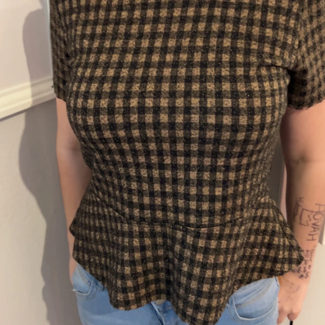 Rutig topp med volangdetalj - 1