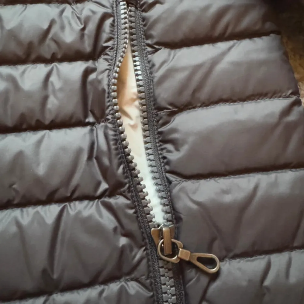 Snygg svart pufferjacka från Colmar med dragkedja och quiltad design. Jackan har en diskret logga på ärmen och är perfekt för kyligare dagar. Insidan är ljus och kontrasterar snyggt mot den mörka utsidan. Helt ny aldrig använd ny priset är 4500kr alls lappar o prislapp finns kvar👍. Takit.